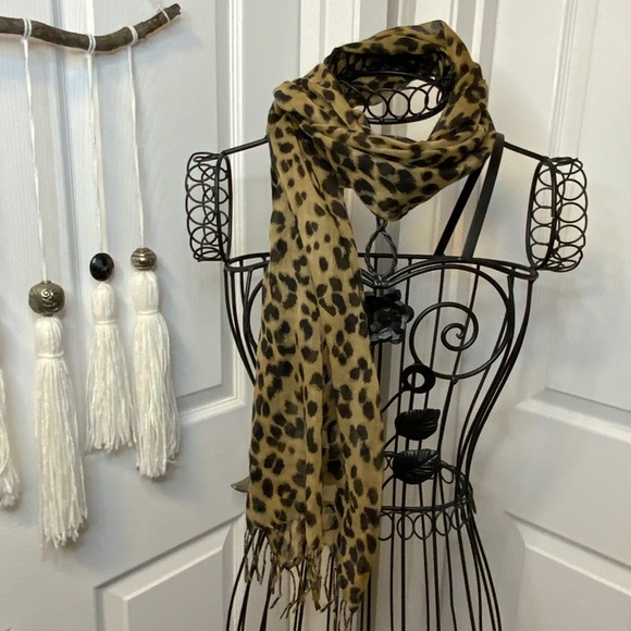 Old Navy Accessories - 👛5For$25 Old Navy Leopard Scarf